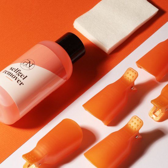 Flasche mit Flüssigkeit, Wattepad und orangefarbenen Clips. Aufschrift: selfgel remover. Hintergrund: weiß und orange.
