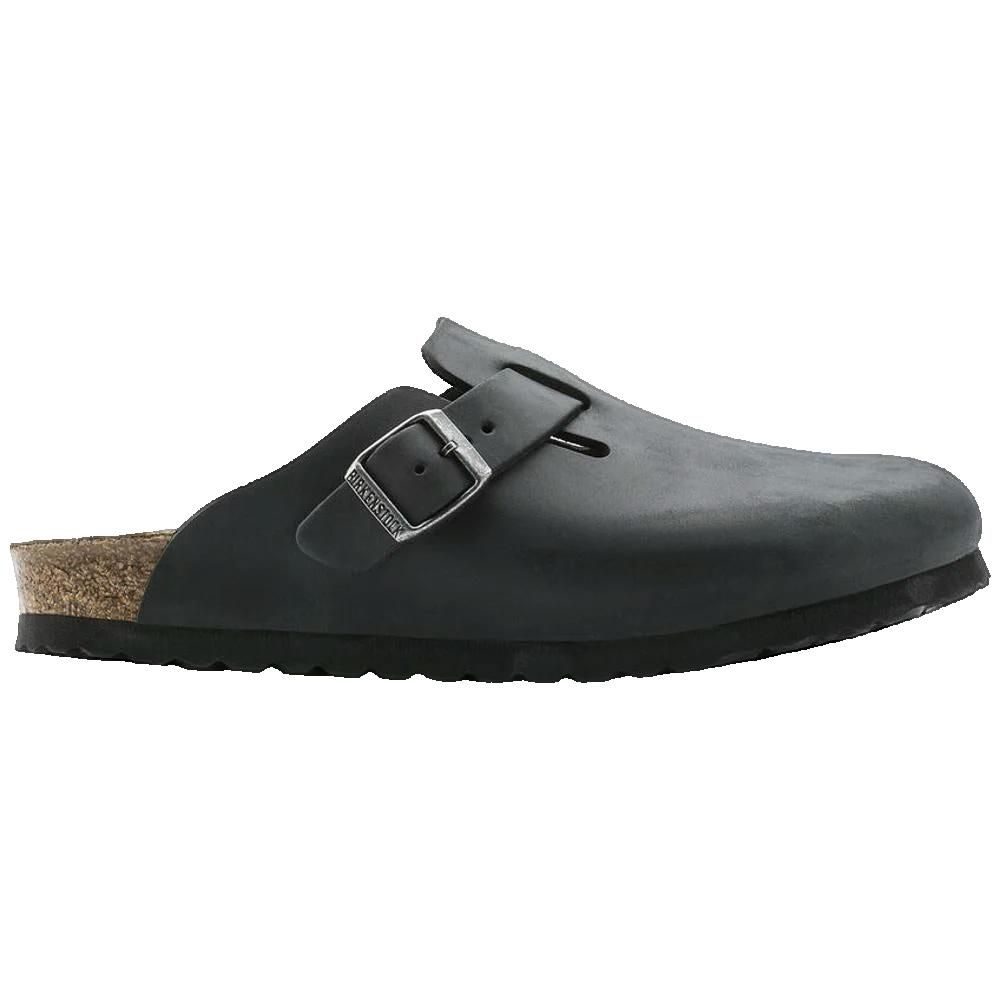 Zoccolo Birkenstock Boston nero con fibbia. Plantare in sughero, cinturino in pelle. Vista laterale.