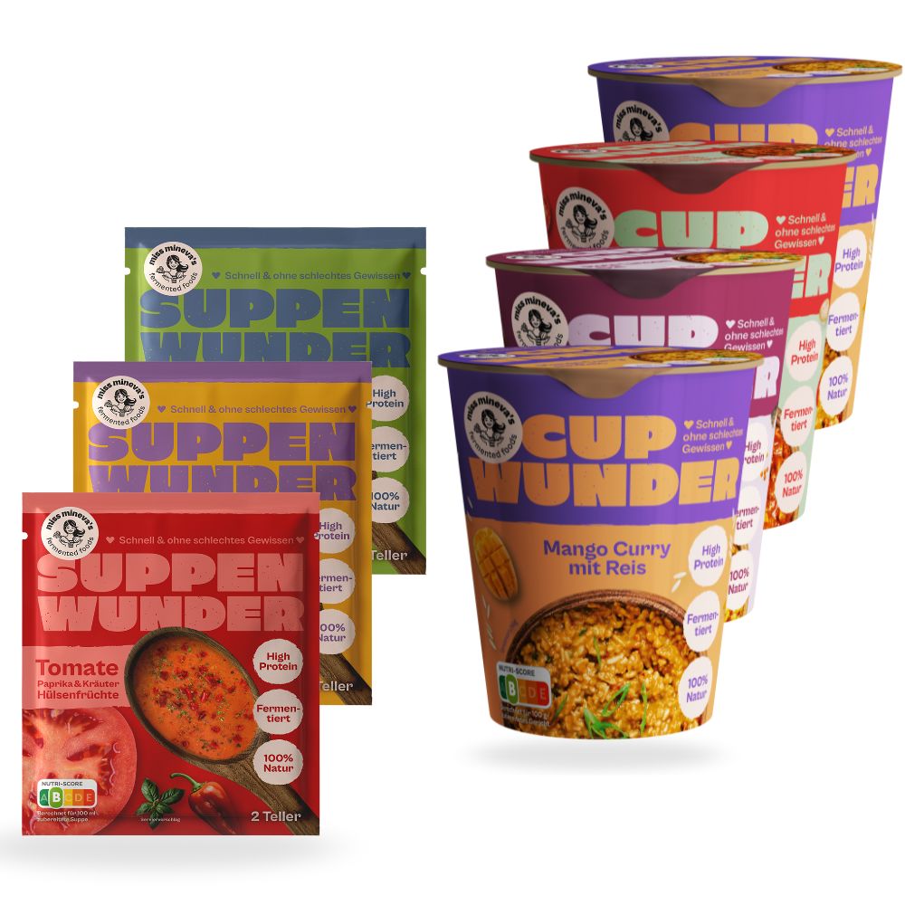 Mehrere Becher und Beutel mit Suppen und Curry. Aufschrift: Cup Wunder, Suppen Wunder. Enthält Mango Curry, Tomate, Erbsen.