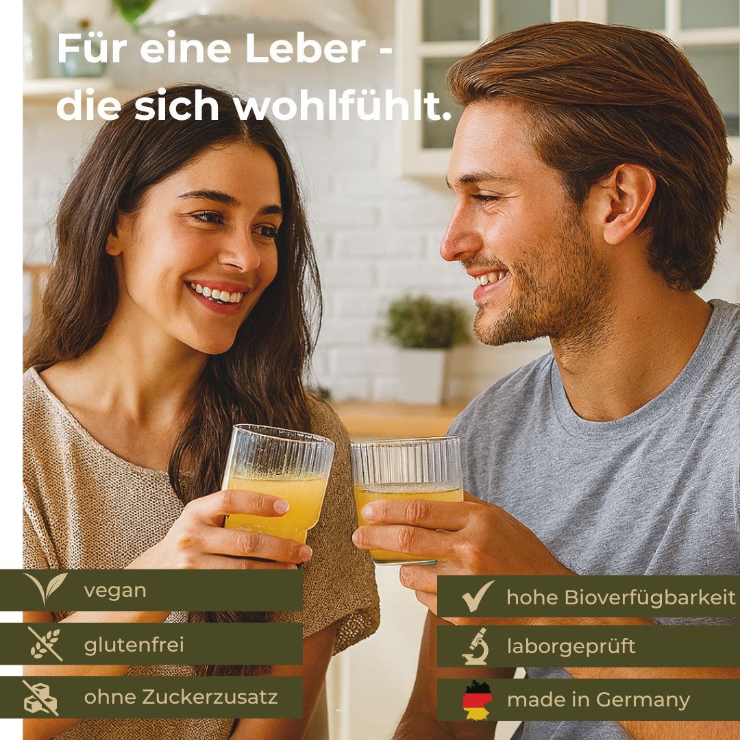 Zwei Personen halten Gläser mit gelbem Getränk. Aufschrift: vegan, glutenfrei, ohne Zuckerzusatz, hohe Bioverfügbarkeit, laborgeprüft, made in Germany.