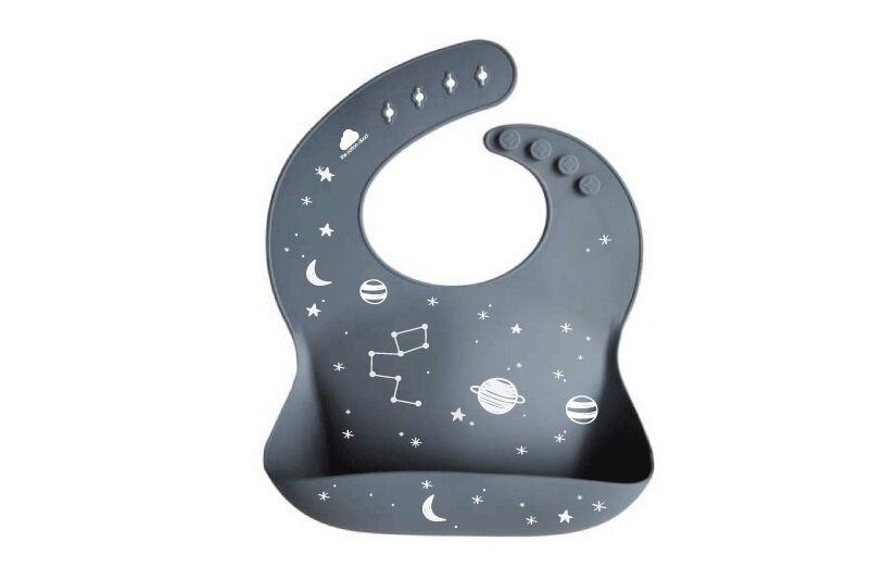 Graues Silikon-Lätzchen mit Sternen-Motiv. Mit Auffangschale und Druckknöpfen. Sterne, Mond und Planeten sind abgebildet.