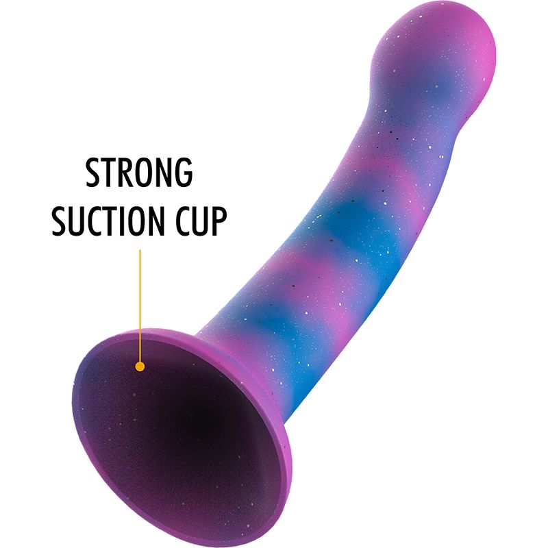 Ein lila-blaues Dildo-Spielzeug mit Saugnapf. Der Text "STRONG SUCTION CUP" ist zu sehen.