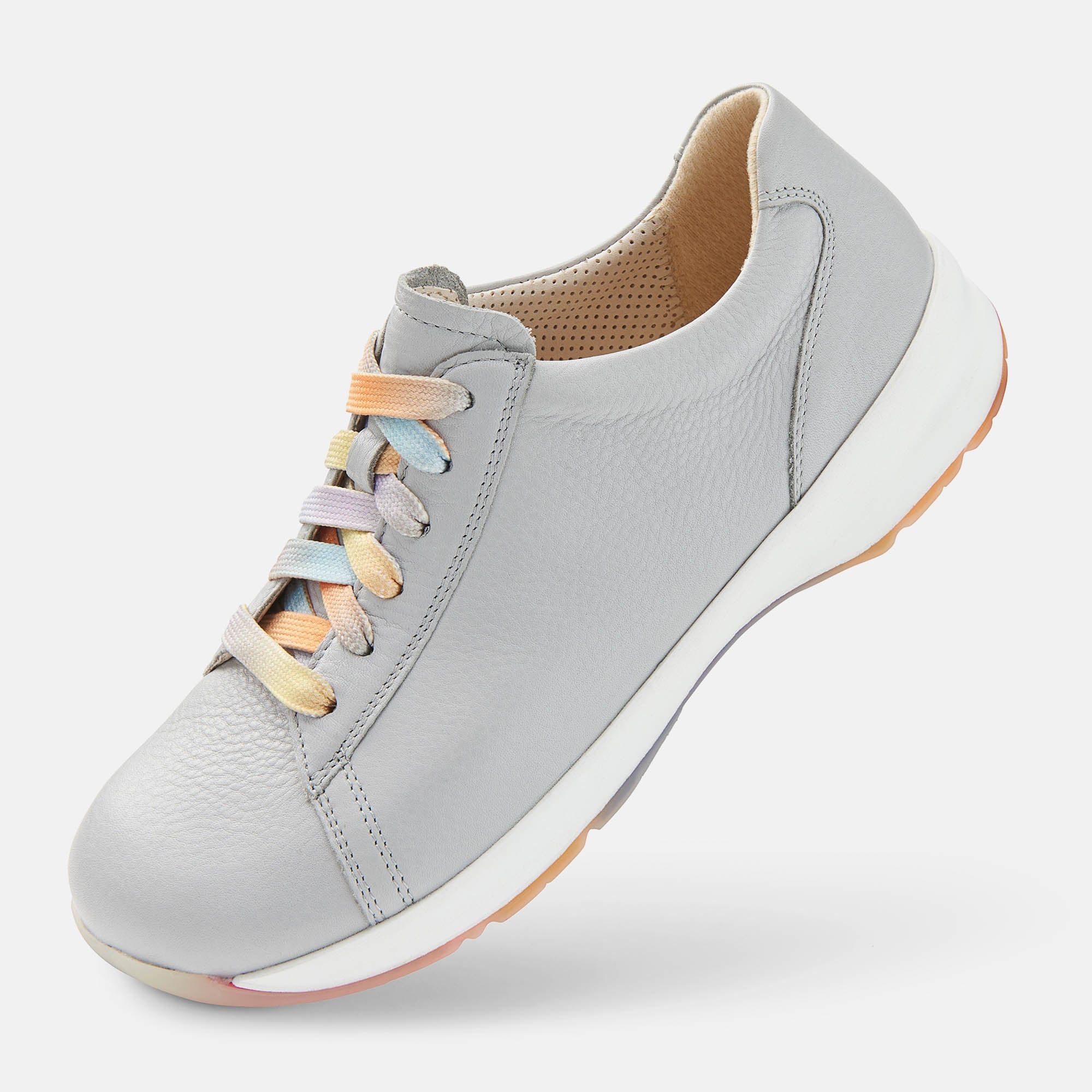 Grauer Schnürschuh mit bunten Schnürsenkeln. Weiße Sohle mit farbigen Akzenten. Lederoptik.
