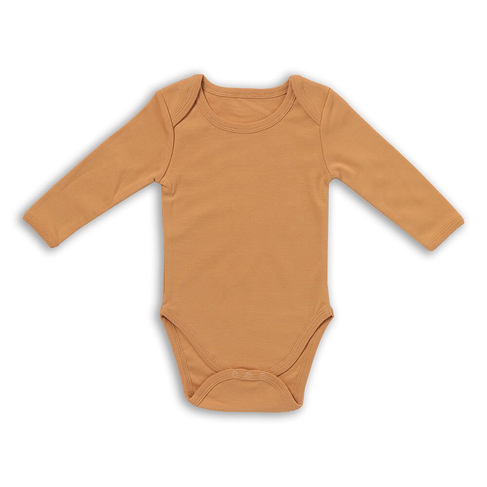 Senfgelber Baby-Body mit langen Ärmeln.
