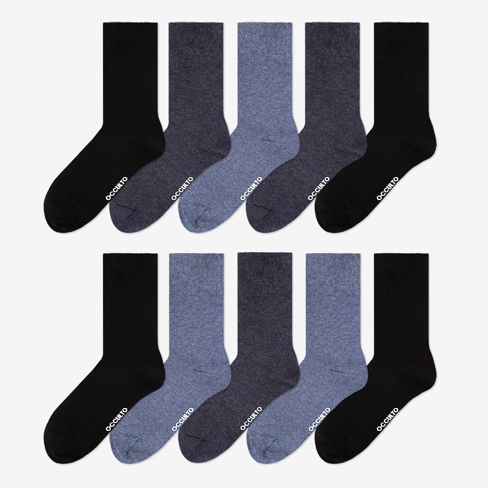 Zehn Paar Socken in Schwarz und Blau-Grau-Tönen.