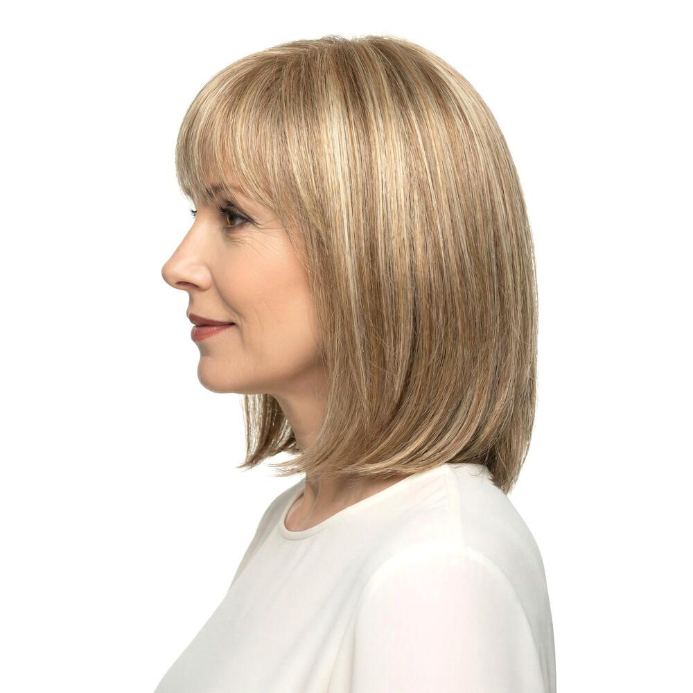Profil einer Frau mit schulterlangem, blondem Haar und Pony. Weißer Hintergrund.