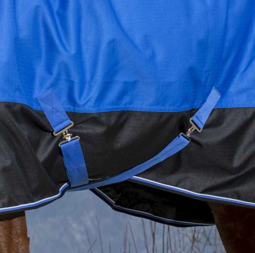 Nahaufnahme einer blauen und schwarzen Outdoordecke mit Schnallen und Gurten.