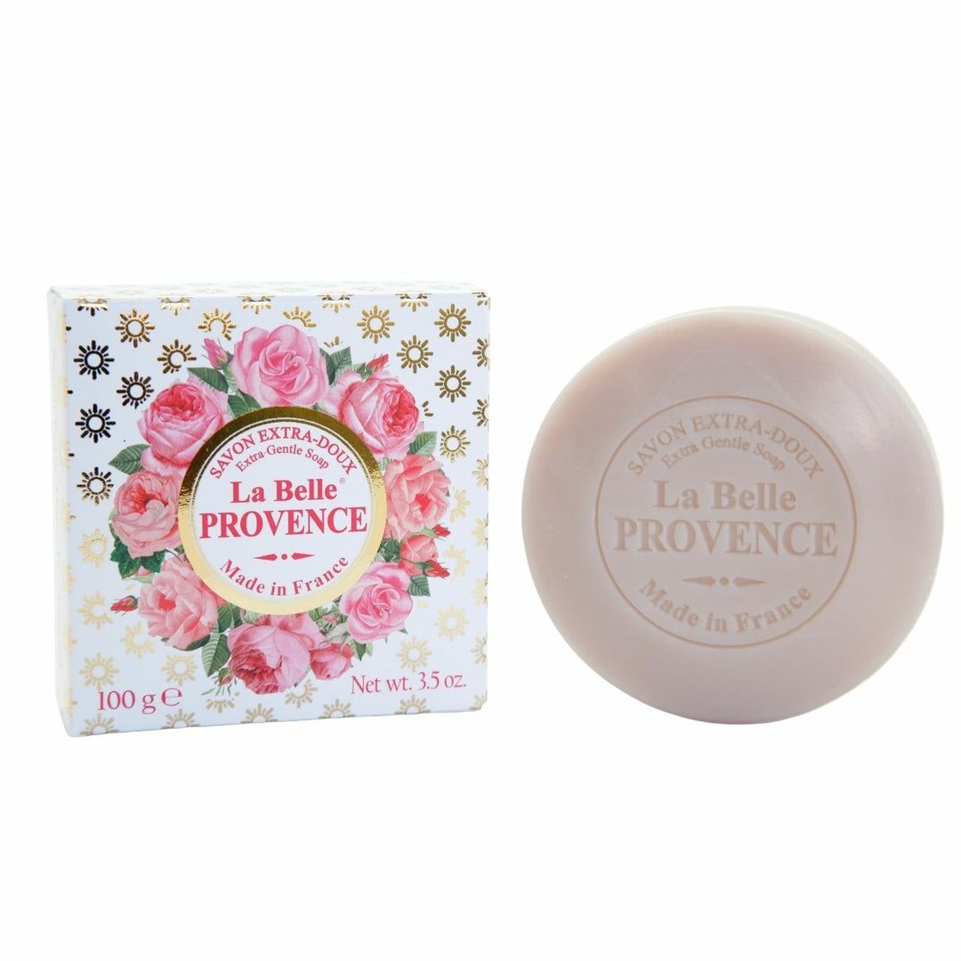 Sapone rotondo e confezione. Scritta: La Belle Provence, Savon Extra-Doux, Made in France. Confezione con motivo floreale.