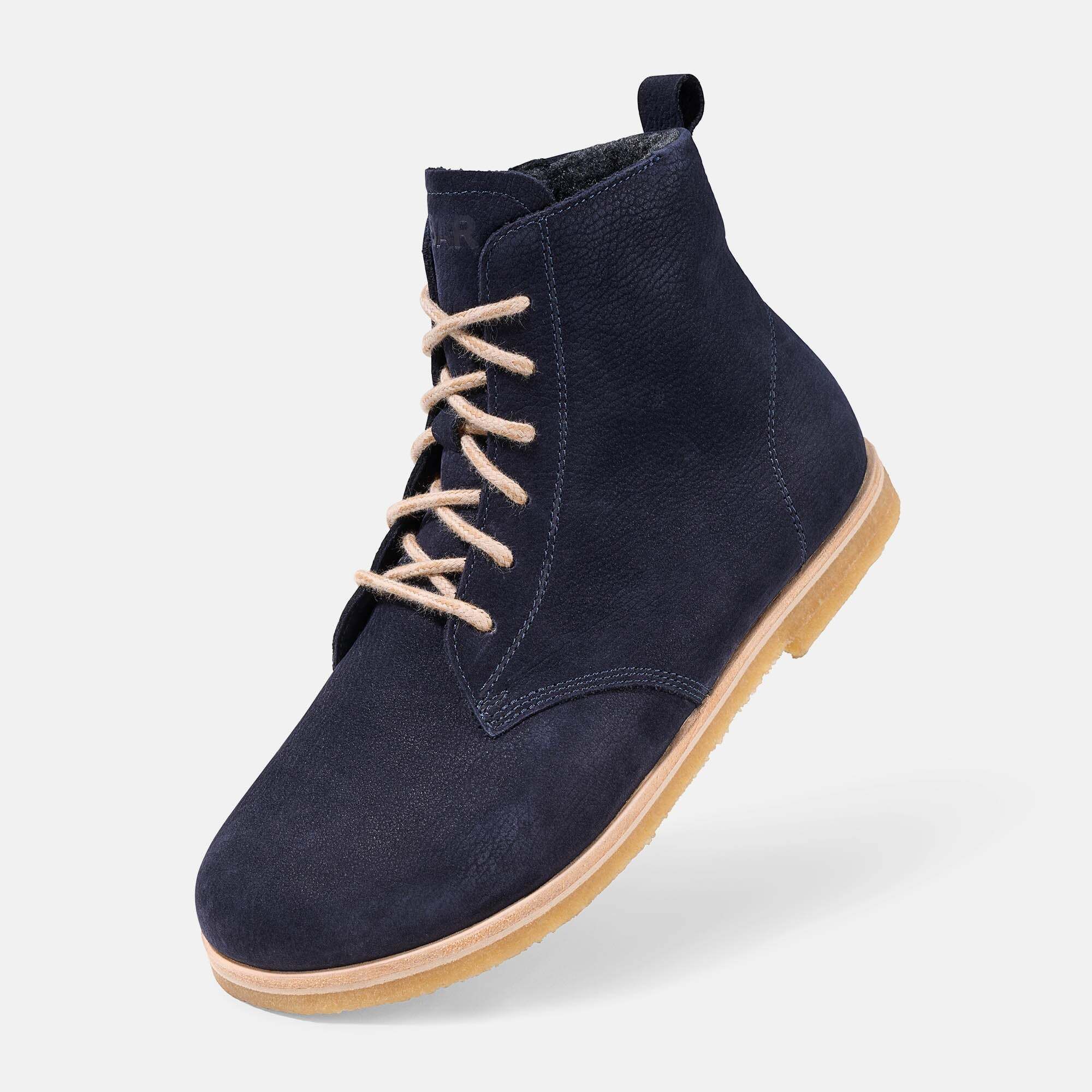 Dunkelblaue Wildleder-Schnürstiefeletten mit heller Sohle und Schnürsenkeln.