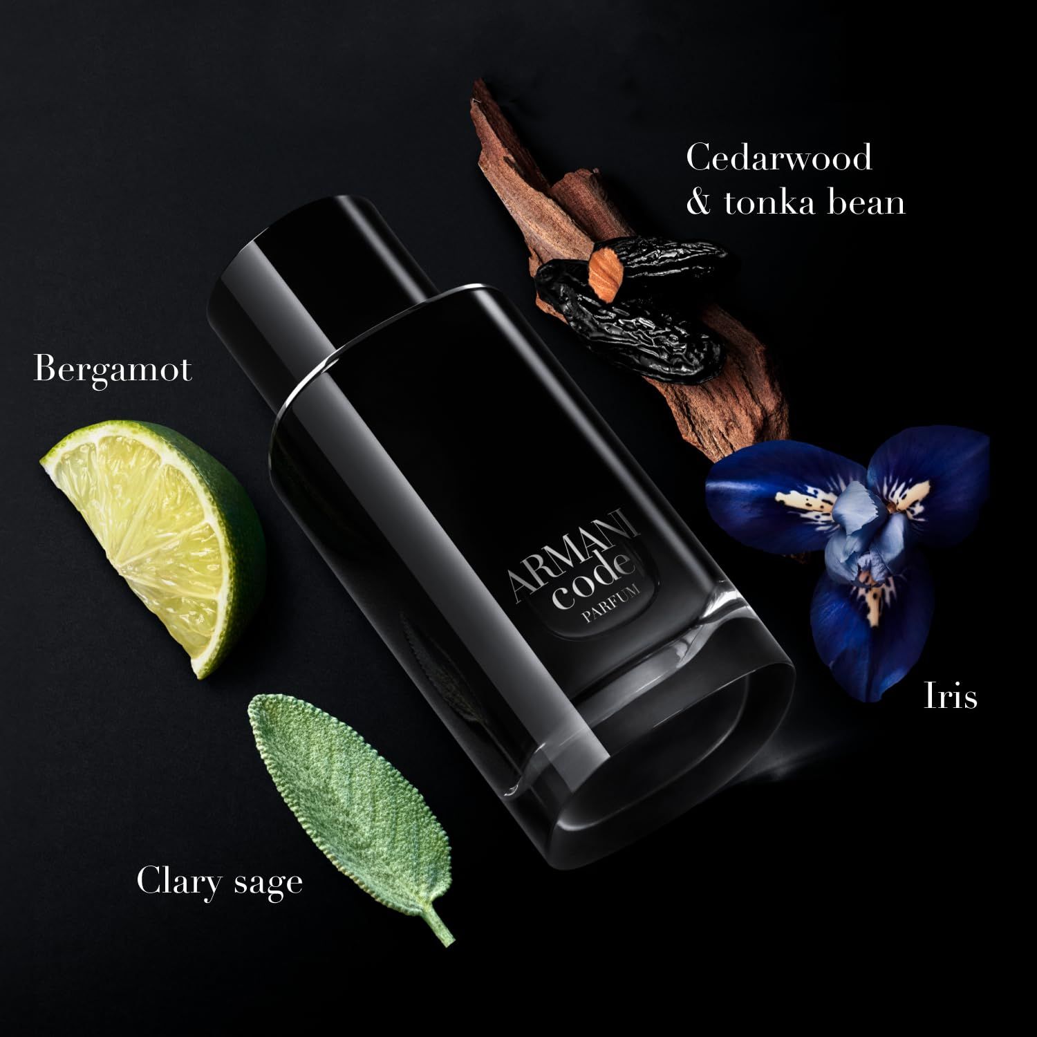 Schwarzer Flakon mit Schriftzug Armani Code Parfum. Inhaltsstoffe: Bergamotte, Salbei, Iris, Zedernholz & Tonkabohne.