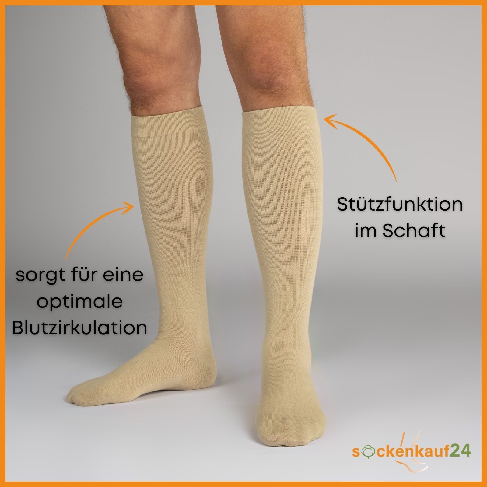 Mann trägt beige Kompressionsstrümpfe. Pfeile zeigen auf Funktionen: optimale Blutzirkulation, Stützfunktion.