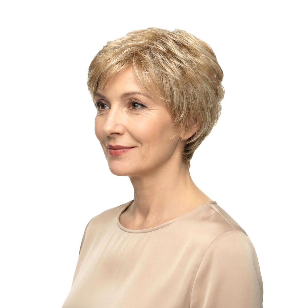 Kurzhaarperücke in Blond. Seitenansicht einer Frau mit Perücke. Natürlicher Look, leicht gewellt.