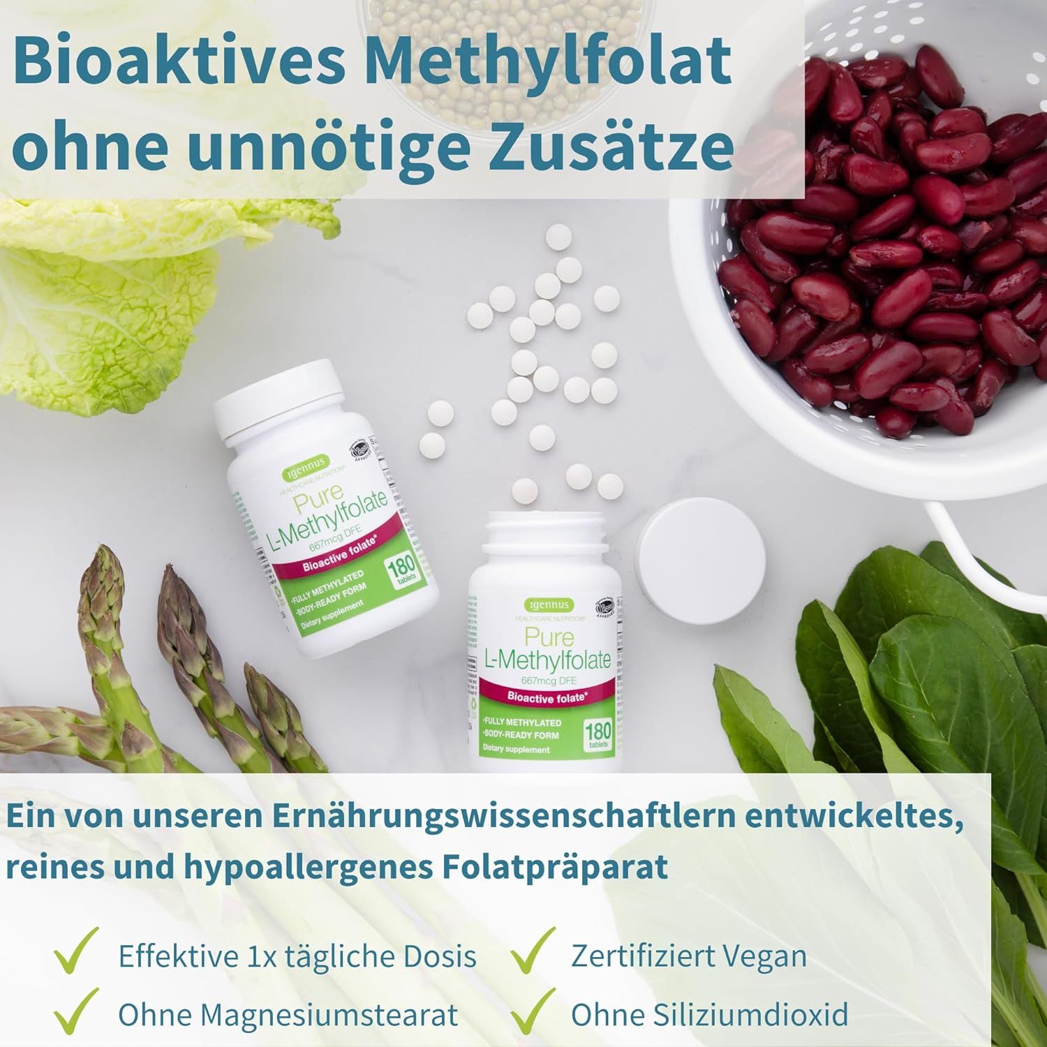 Due flaconi bianchi di "Pure L-Methylfolate" di Igennus. I flaconi riportano "Folato bioattivo" e "180 compresse". Sullo sfondo sono visibili foglie verdi, fagioli rossi e compresse. Il testo descrive i benefici del prodotto.