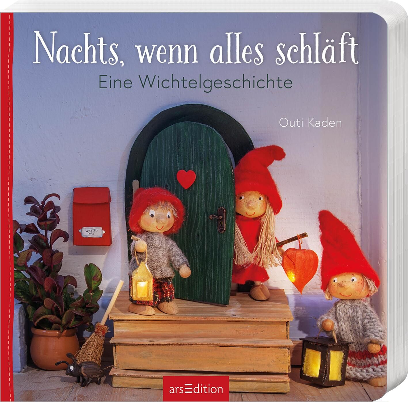 Buchcover: "Nachts, wenn alles schläft: Eine Wichtelgeschichte". Illustration von Wichteln vor einer Tür. Verlag: arsEdition.