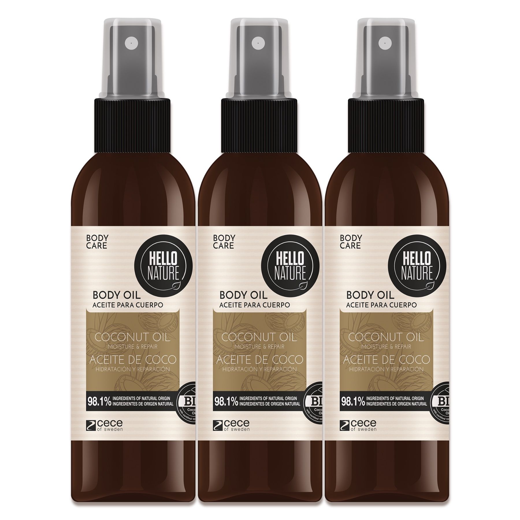 Drei Sprühflaschen mit Body Oil. Braune Flaschen mit schwarzem Sprühkopf. Text: Hello Nature Body Care Coconut Oil.