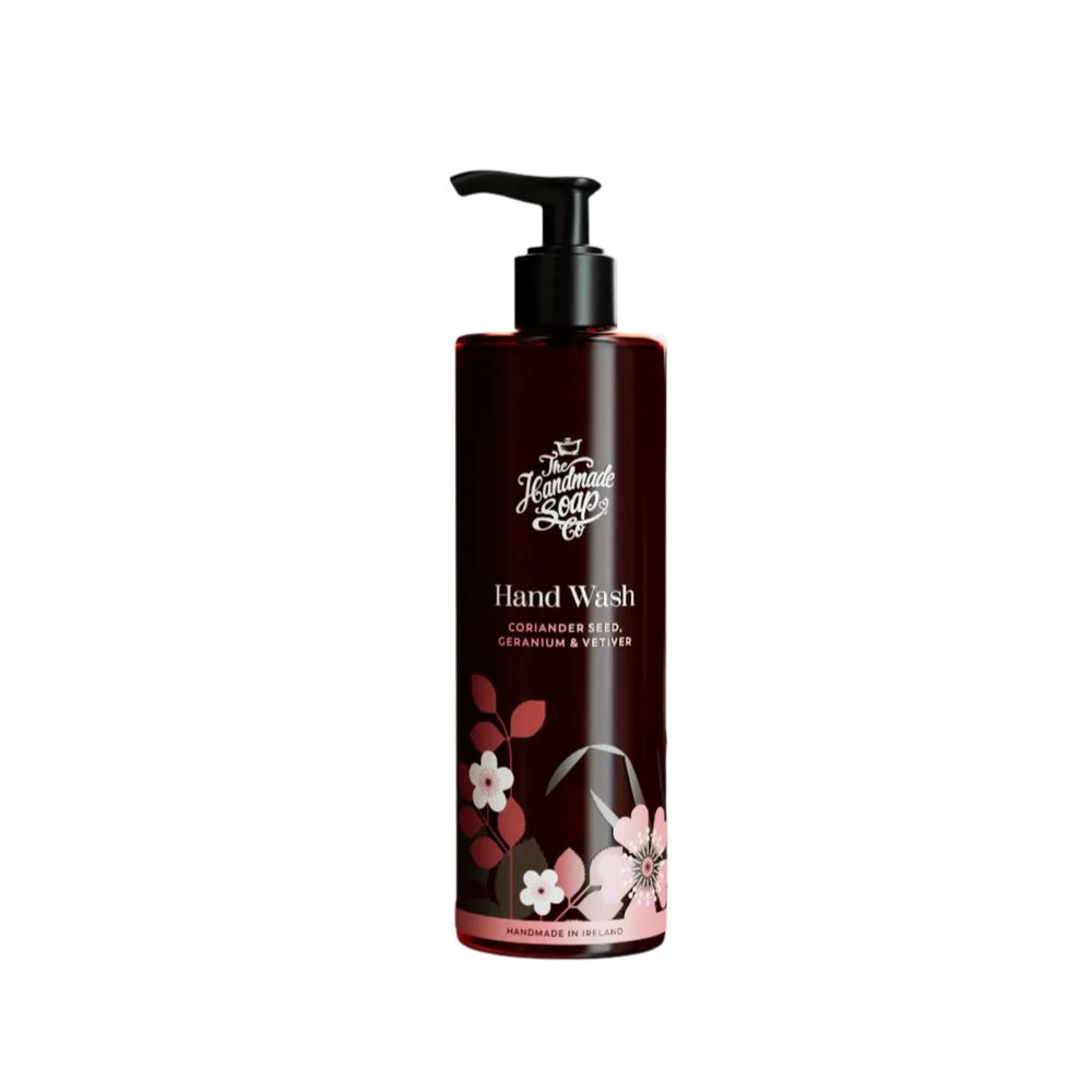 Braune Handseife-Flasche mit schwarzem Spender. Aufschrift: Hand Wash, Koriandersamen, Geranium & Vetiver. Floral-Dekor.