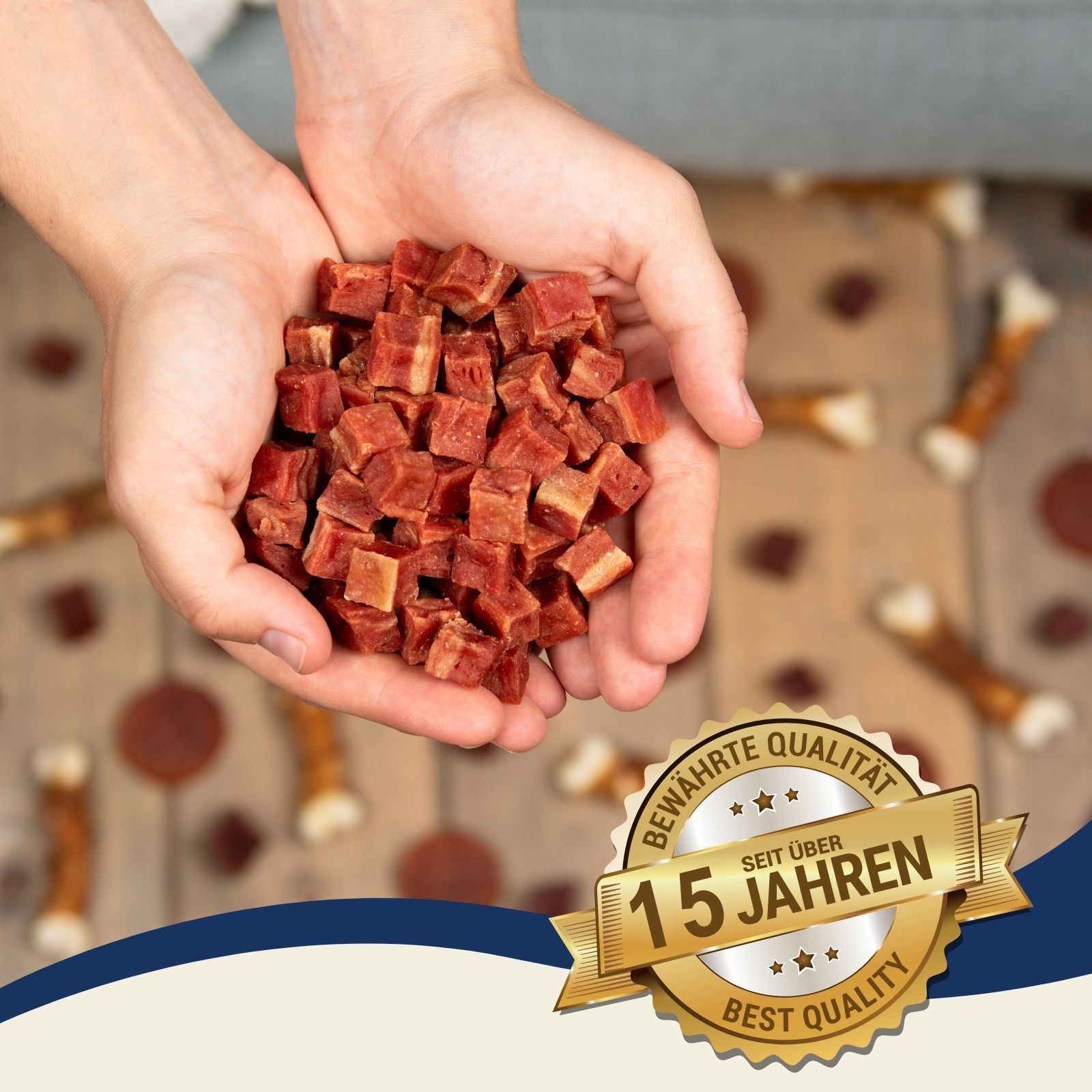 Hände halten Lyra Pet® Entenfleischwürfel mit Fisch. Auszeichnung 'Bewährte Qualität seit 15 Jahren'.