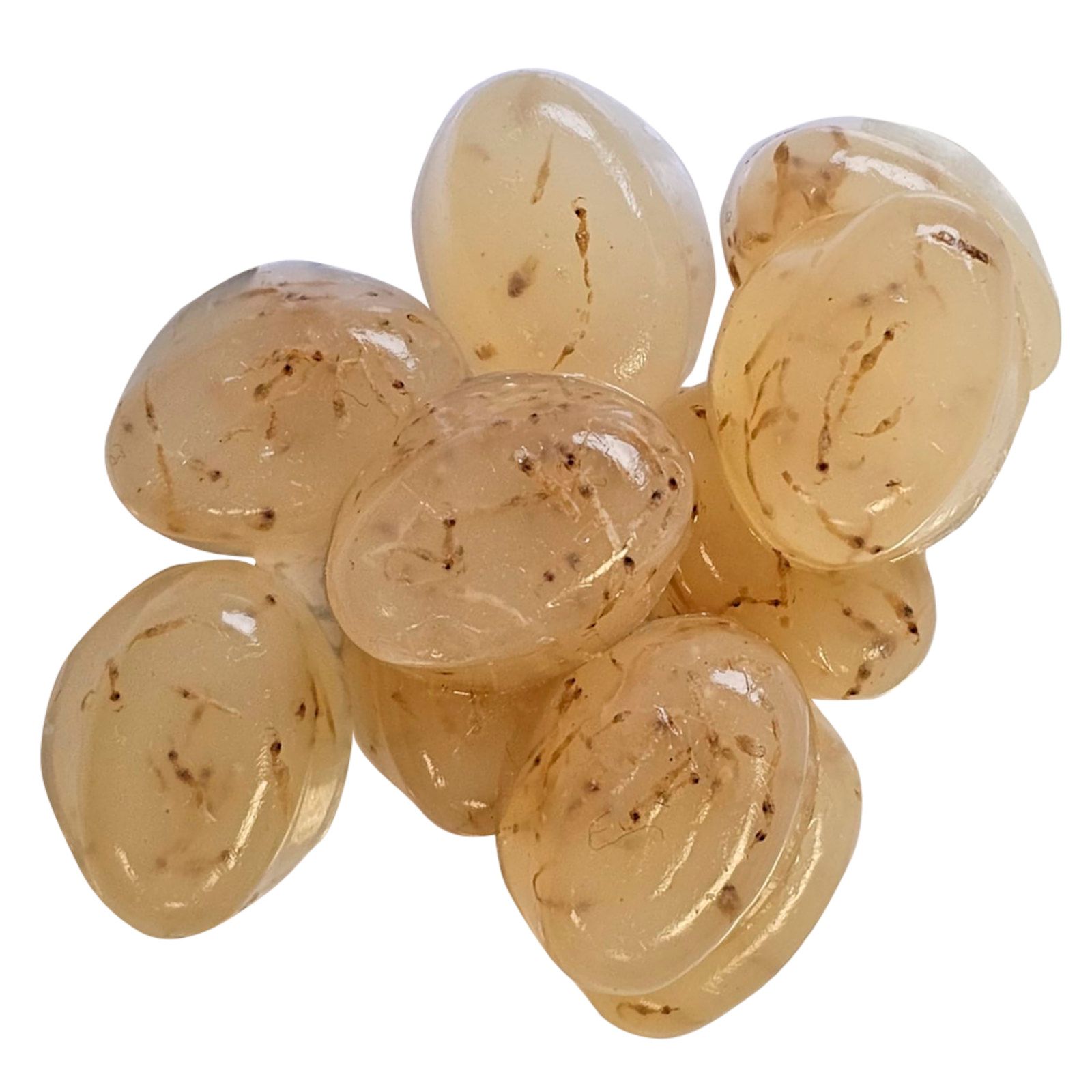 Haufen von transparenten, ovalen Gel-o-Drops mit kleinen schwarzen Punkten. Einzelne Tropfen sichtbar.