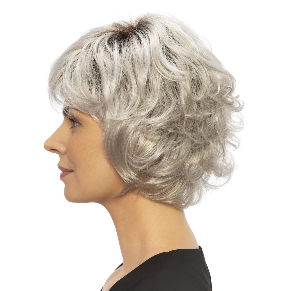 Perücke mit kurzem, grauem Haar. Seitenansicht einer Frau.