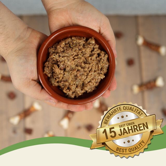 Hände halten eine Schale mit Katzenfutter. Aufkleber: Bewährte Qualität, seit über 15 Jahren, Best Quality.