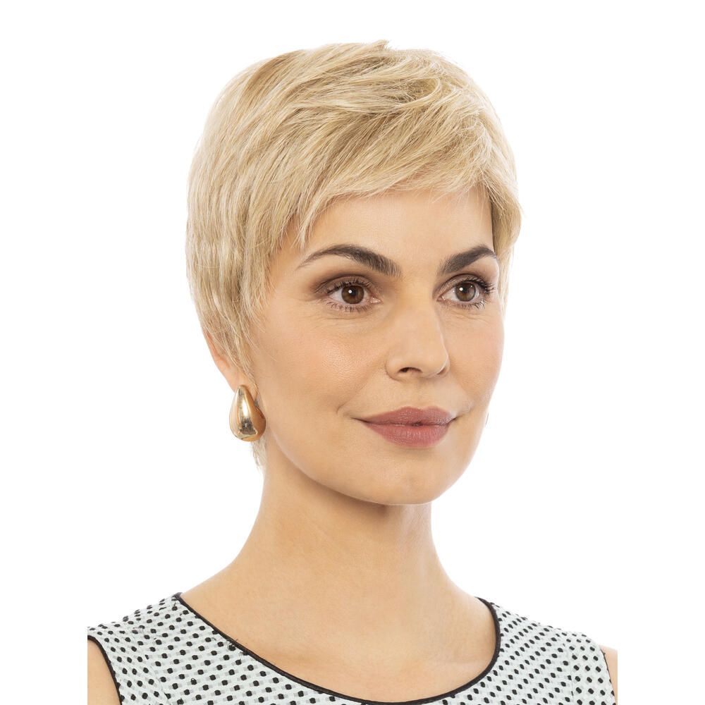 Blonde Perücke mit kurzem, gewelltem Haar. Frau mit goldenen Ohrringen. Dreiviertelansicht.