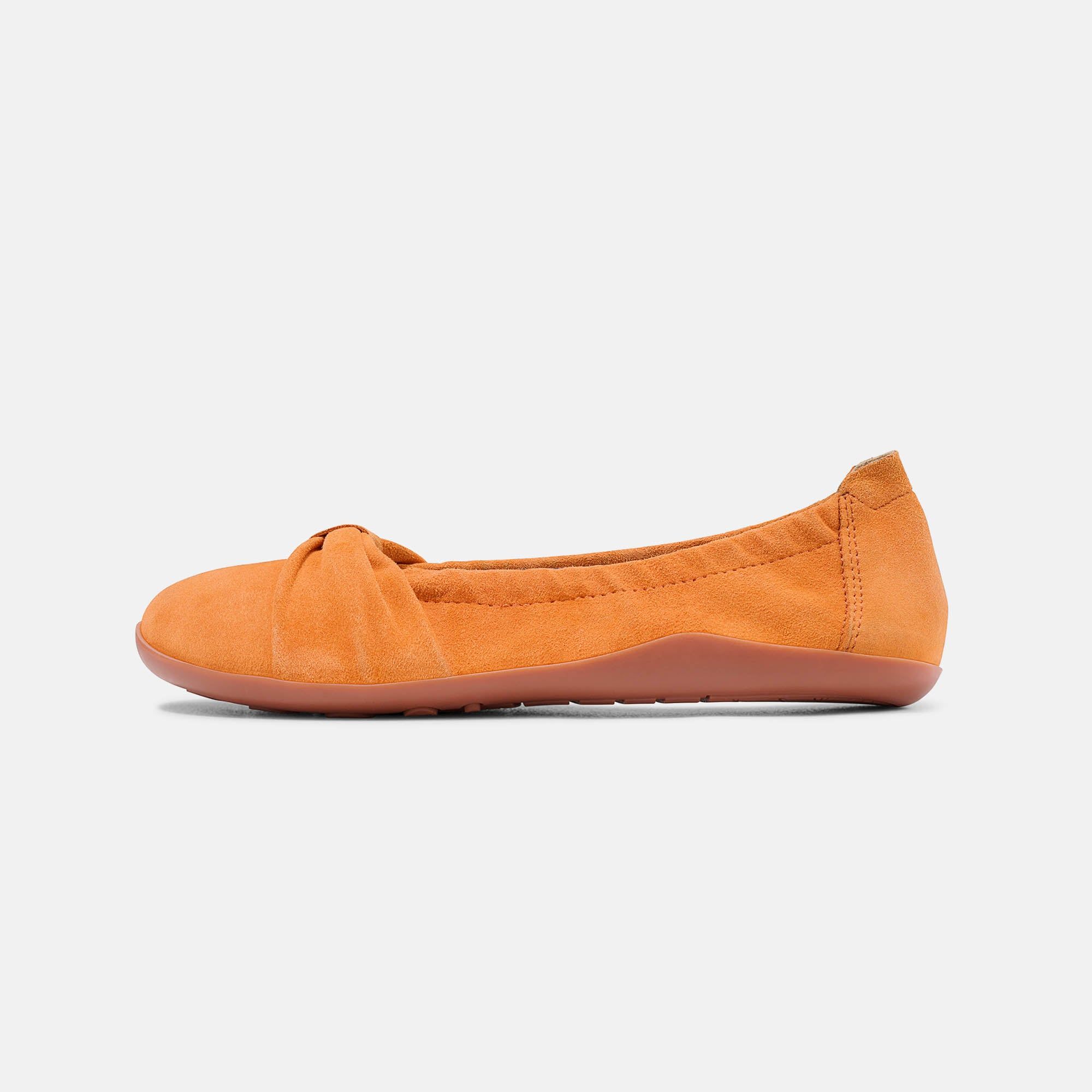 Orangefarbene Ballerina aus Wildleder, Seitenansicht. Bequeme Weite.