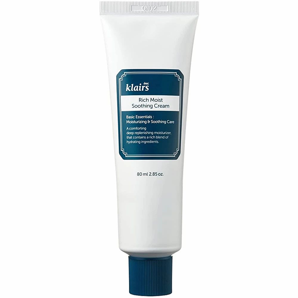 Weiße Tube mit blauem Verschluss. Aufkleber mit Produktinformationen und Markennamen.