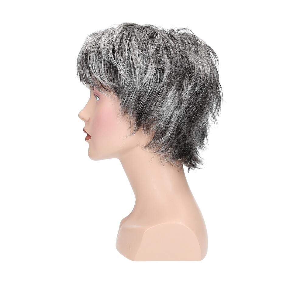 Perücke Mary von Lofty auf einer Büste. Seitenansicht. Kurzes, graues Haar. Die Büste zeigt ein Gesicht mit Make-up.