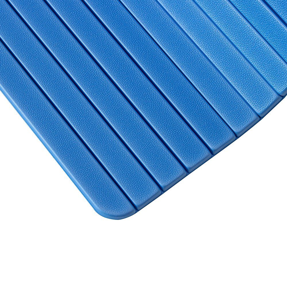 Blaue Gymnastikmatte mit geriffelter Oberfläche. Abgerundete Ecke. Nahaufnahme, diagonale Ansicht.