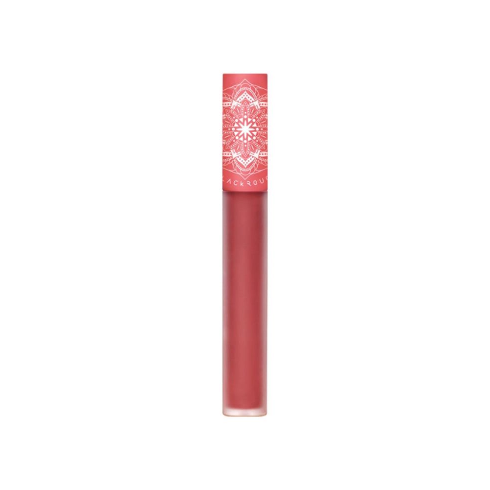 Lippenstift-Tube, rotbraun. Deckel mit weißem Muster und Schriftzug. Produktname nicht sichtbar.
