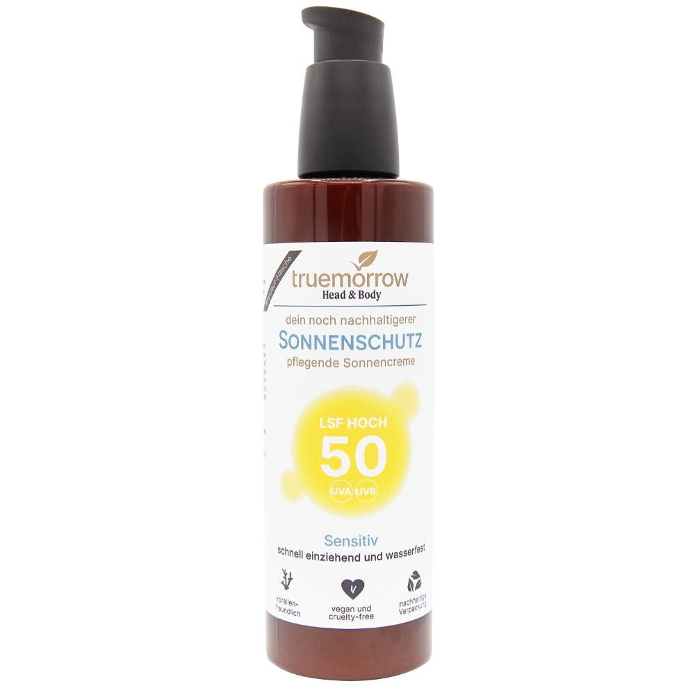 Braune Flasche mit Pumpspender. Aufschrift: truemorrow, Sonnenschutz LSF 50, Sensitiv. Vegan und wasserfest.