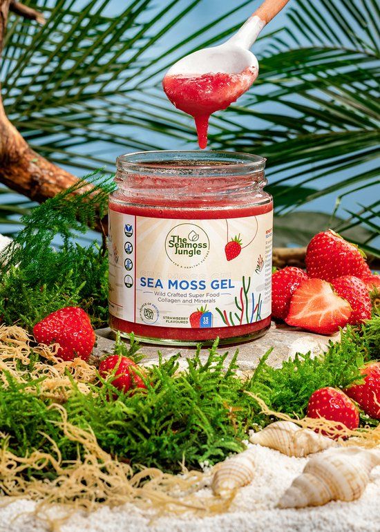 Glas mit rotem Gel, Erdbeeren und Löffel. Aufschrift: Sea Moss Gel, Erdbeergeschmack. Mit Logo.