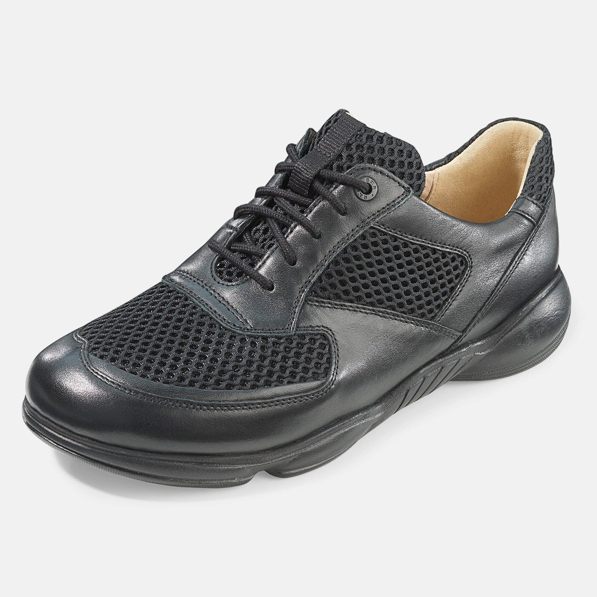 Schwarzer Schnürschuh mit Mesh-Einsatz. Breite Passform. Leder und Textil. Hellgrauer Hintergrund. Schuh von der Seite.