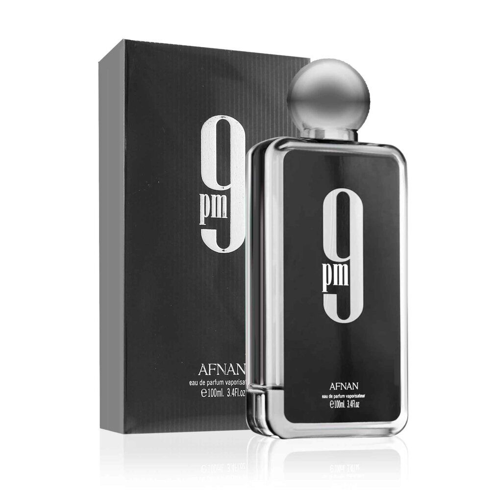 Afnan 9 PM Eau de Parfum. Rechteckige Flasche mit schwarzem Aufdruck. Silberner Verschluss. Schwarze Verpackung.