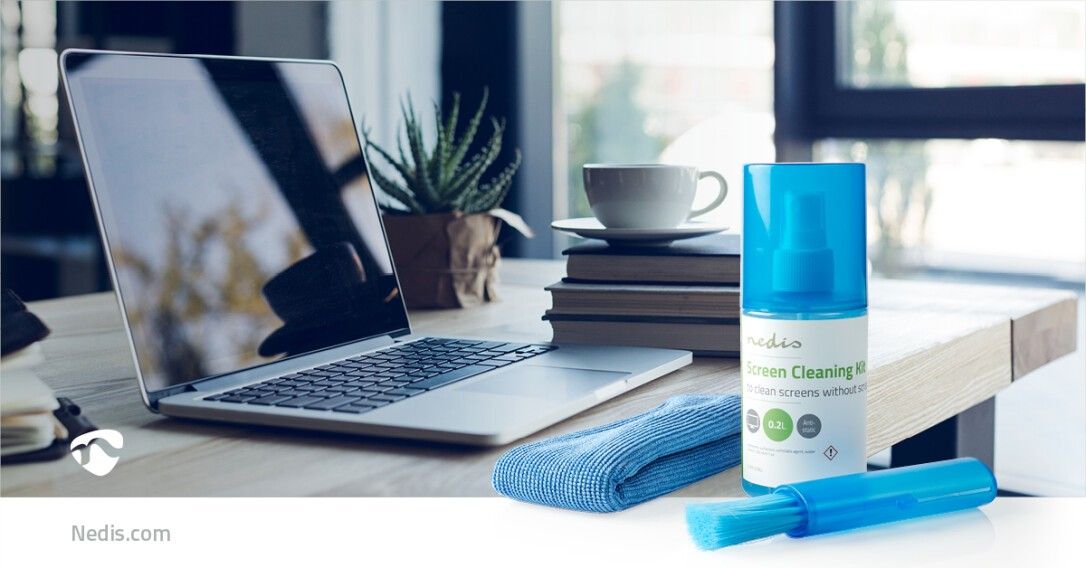 Bildschirmreiniger-Kit mit Sprühflasche, Mikrofasertuch und Bürste. Auf einem Tisch neben einem Laptop und einer Tasse.