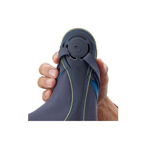 Nahaufnahme der Unterseite der OFA Push Sports Knöchelbandage Kicx. Dunkelblau mit gelben Akzenten, in Hand gehalten.