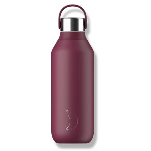 Bordeauxfarbene Trinkflasche mit Henkel und silbernem Deckel. Kleines Logo auf der Vorderseite.