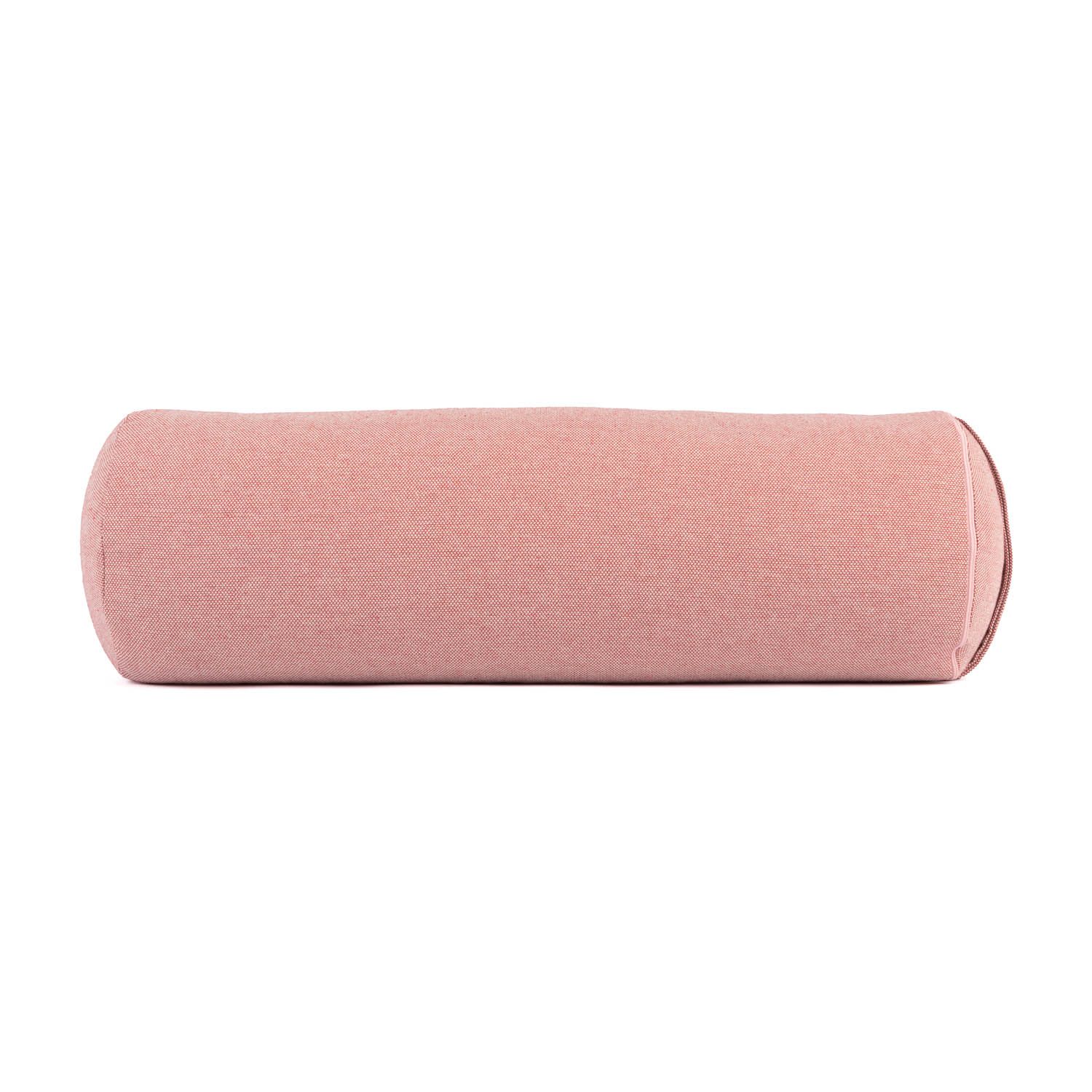 Zylindrisches Yoga-Bolster aus rosa Stoff. Runde Enden, hellere Naht. Liegt auf weißem Hintergrund.