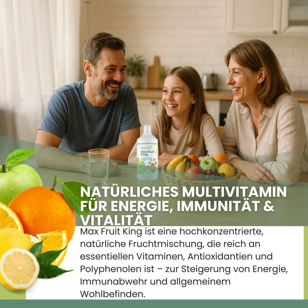 Familie am Tisch mit Flasche Biostile Max Fruit King. Text: Natürliches Multivitamin für Energie, Immunität & Vitalität.