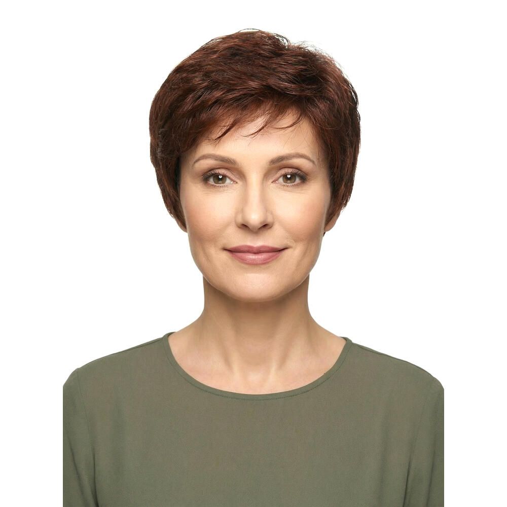 Kurzhaarperücke in Rotbraun. Frontale Ansicht einer Frau mit Perücke. Kurzer, gestufter Schnitt.