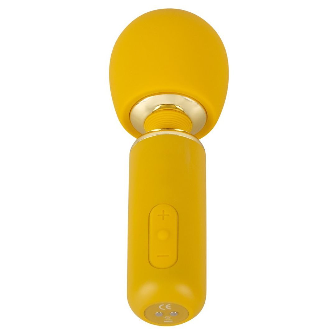 Gelber Massage-Wand mit rundem Kopf und zylindrischem Griff. Bedienknöpfe am Griff. CE-Kennzeichnung.
