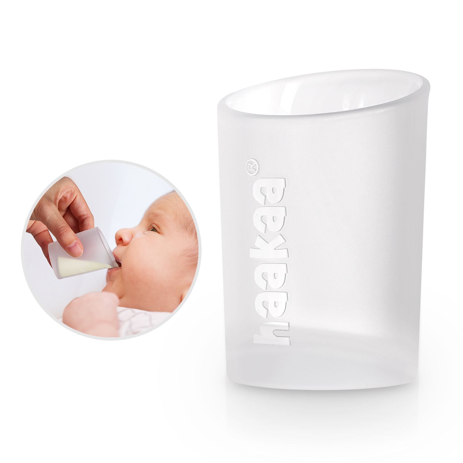 Becher und Baby, das aus dem Becher trinkt. Marke: Haakaa.