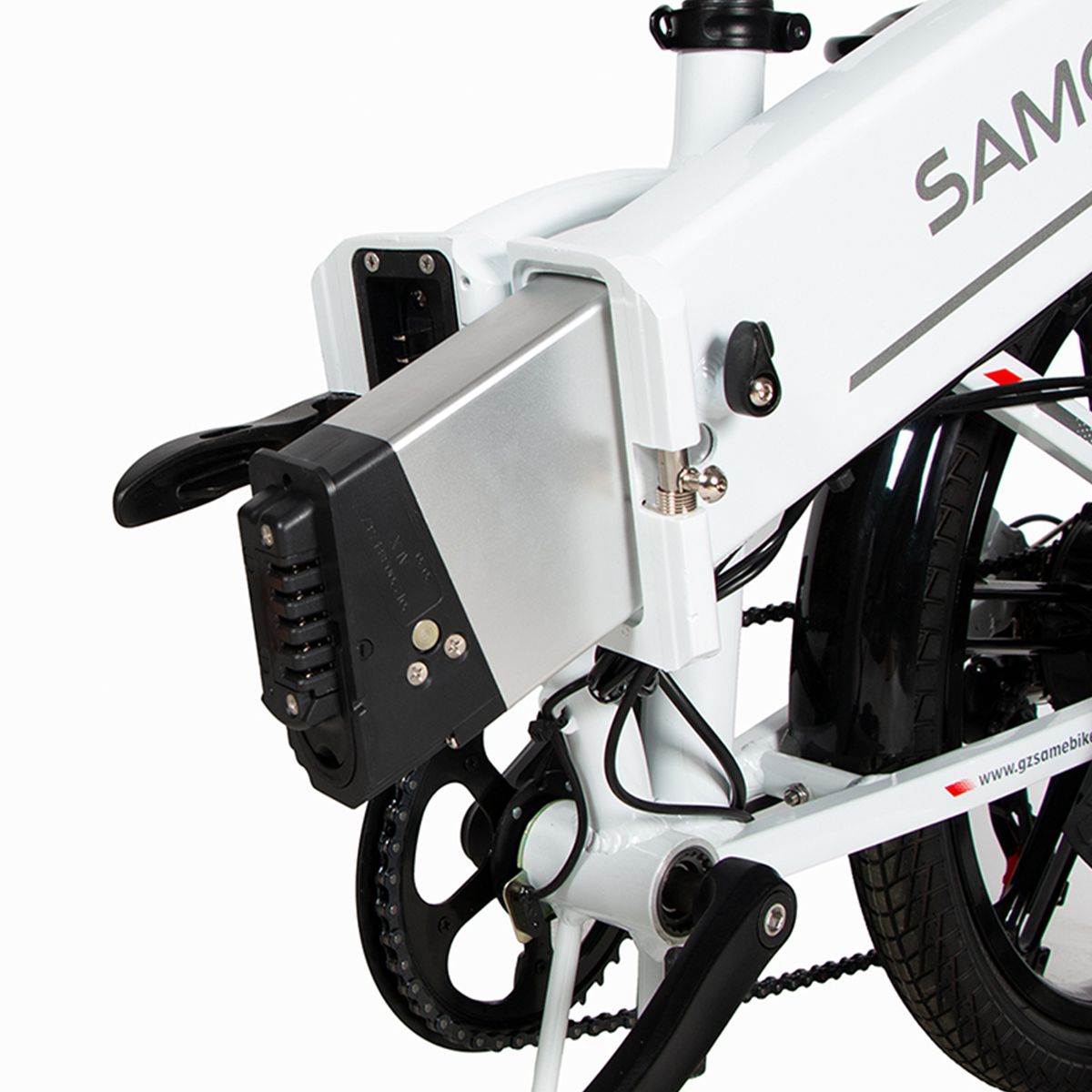 Nahaufnahme des Akkus eines weißen Elektrofahrrads. Silberfarbenes Gehäuse. Marke SAMEBIKE.