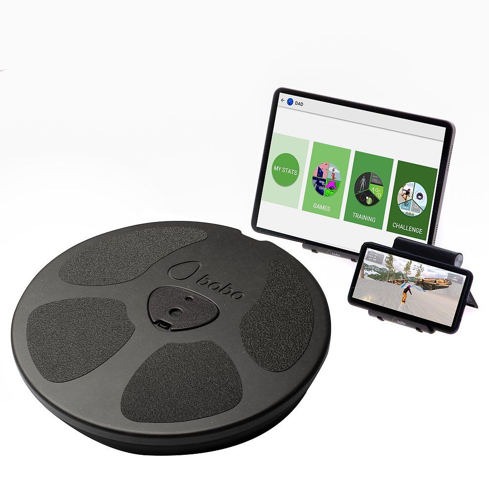 Runde, schwarze Balance-Board mit Logo und drei rutschfesten Flächen. Tablet und Smartphone mit App-Oberfläche.