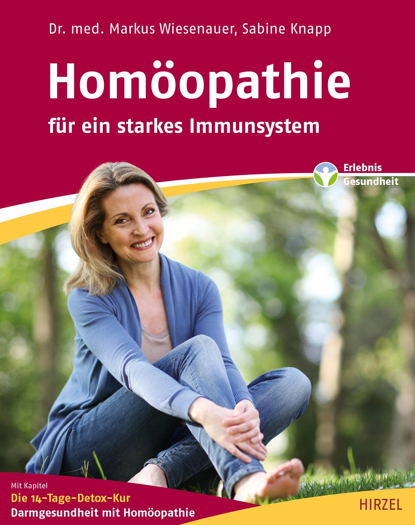 Buchcover: Homöopathie für ein starkes Immunsystem. Autor: Dr. med. Markus Wiesenauer, Sabine Knapp. Frau sitzt im Gras. Verlag: Hirzel.