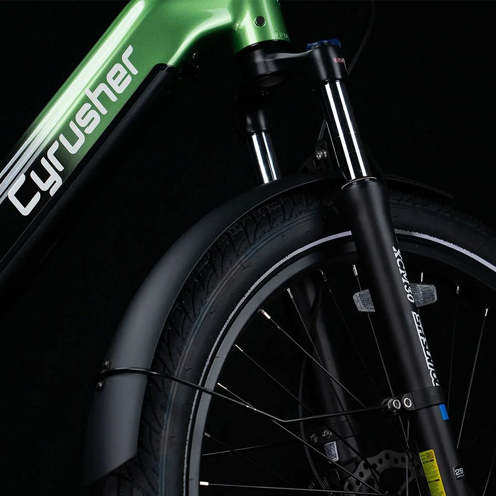 Nahaufnahme des Vorderrads und der Gabel. Schutzblech und Aufschrift Cyrusher. Schwarze Farbe.