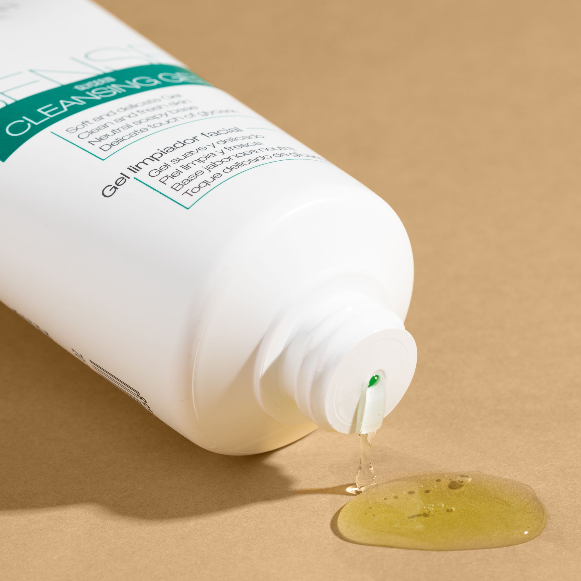 Weiße Tube, aus der eine gelartige Flüssigkeit fließt. Aufschrift: Sense Cleansing Gel. Hintergrund: beige.