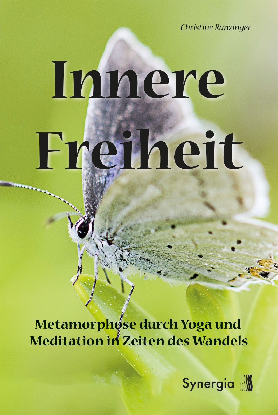 Buchcover mit Schmetterling. Titel: Innere Freiheit. Autorin: Christine Ranzinger. Untertitel: Metamorphose durch Yoga und Meditation. Verlag: Synergia.