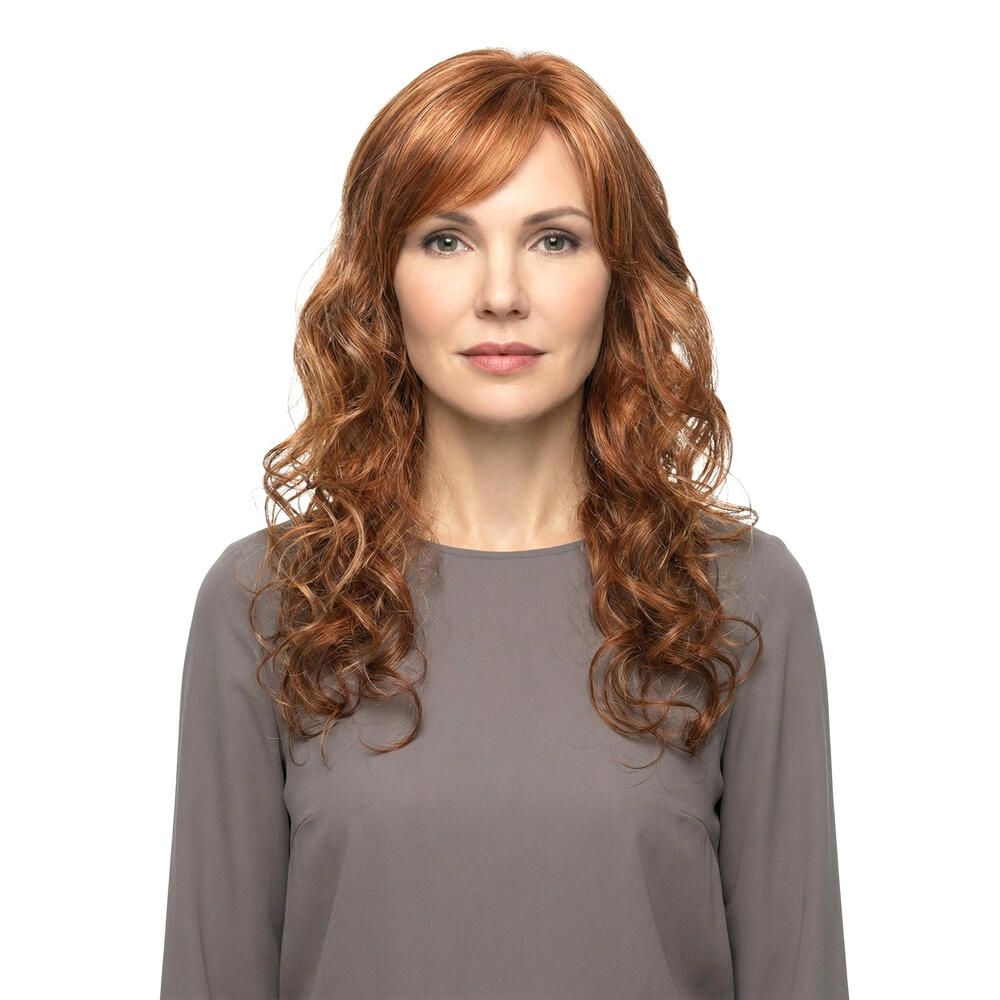 Frau mit roter, gewellter Perücke. Frontale Ansicht. Die Perücke hat einen Pony.