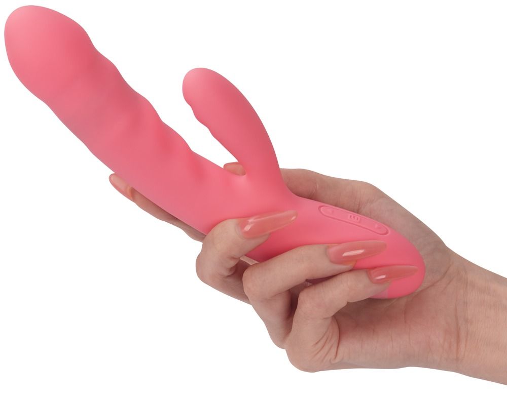 Rosa Vibrator in Hand. Mit gebogener Form und Kaninchenohren. Glatte Oberfläche. Bedienfeld mit Knöpfen.
